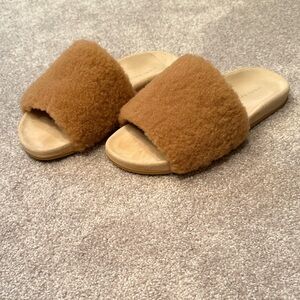 Jenni Kayne Faux-Shearling Slide Sandals in tan